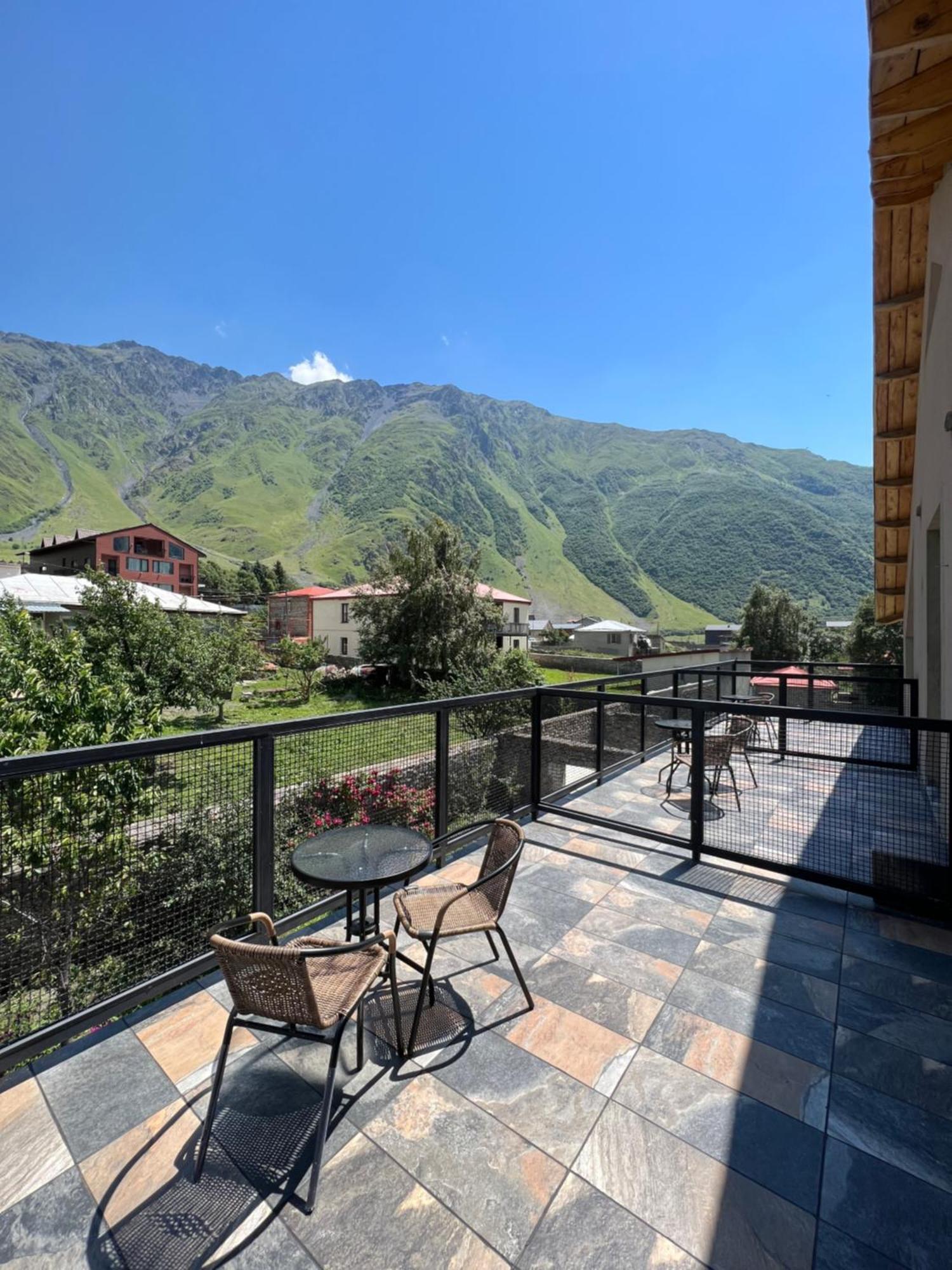 Guest House 15 Kazbegi Exteriör bild