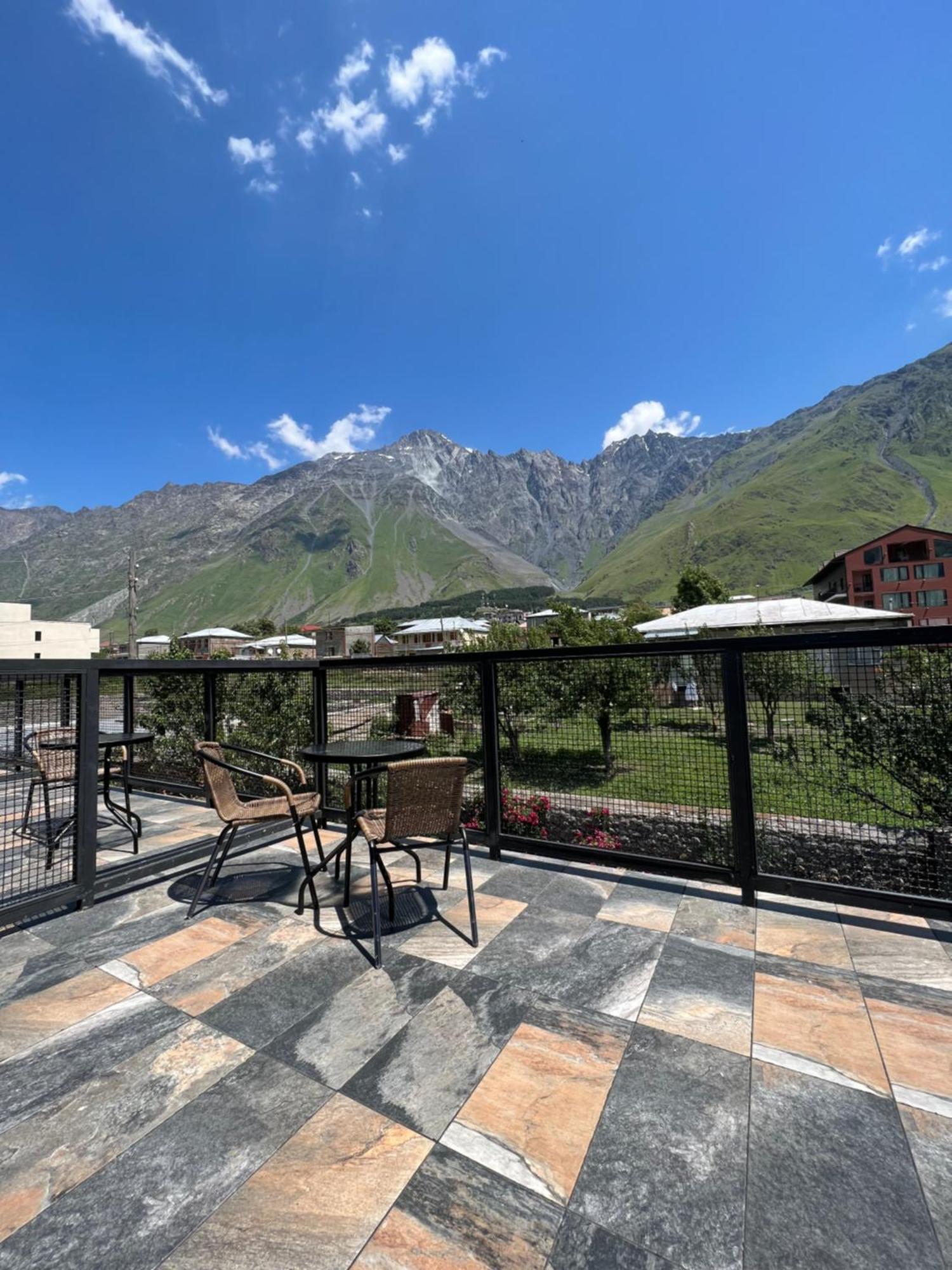 Guest House 15 Kazbegi Exteriör bild