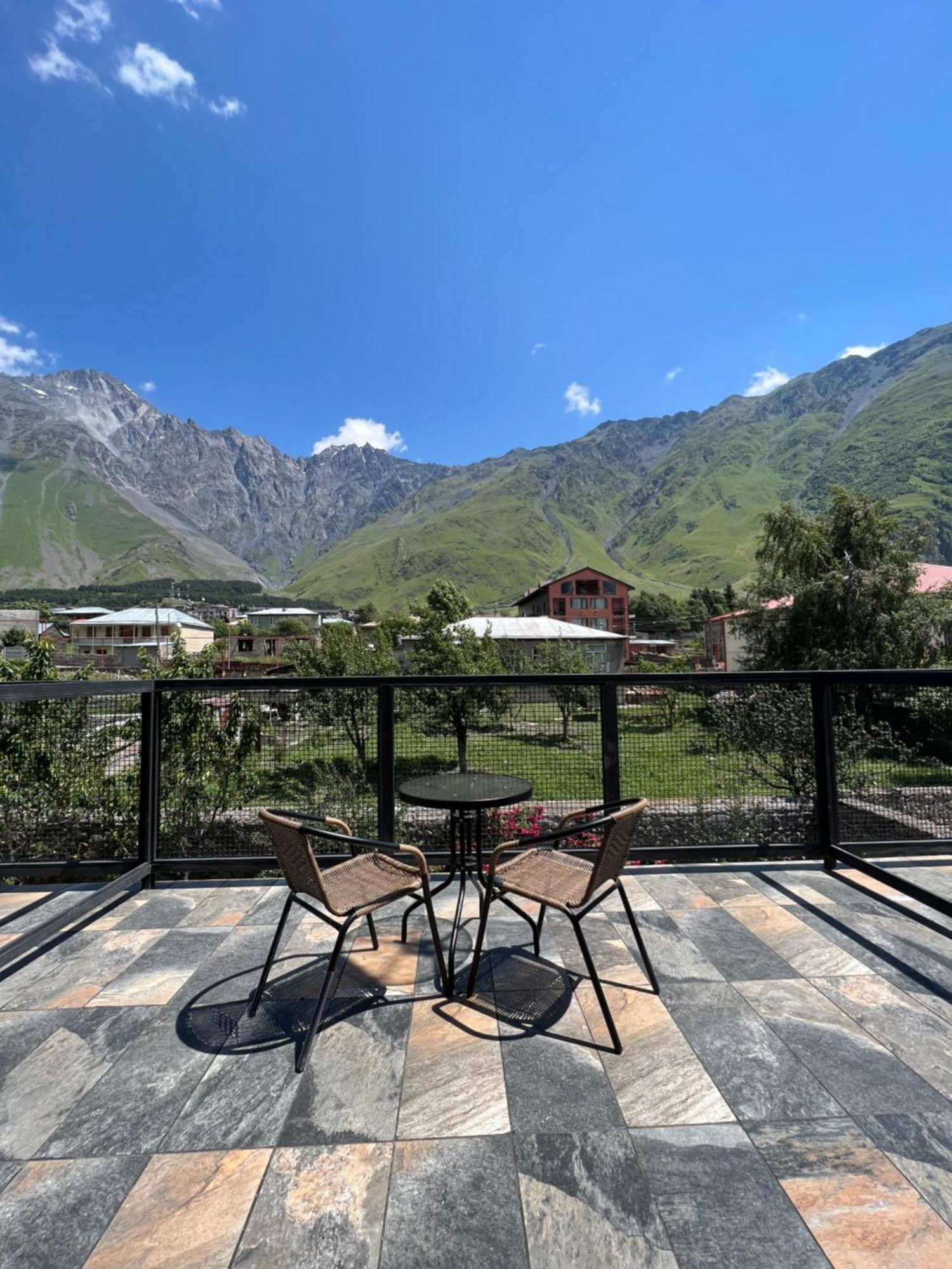 Guest House 15 Kazbegi Exteriör bild